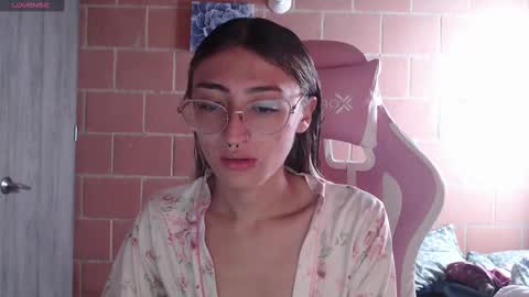 Snapshot of andrea_camila chatting on 11/10/25, 01:32 Andrea online show from 11/10/25, 01:32