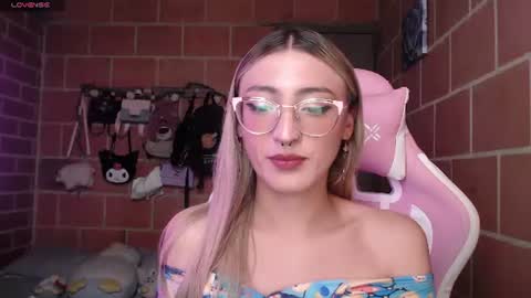 Snapshot of andrea_camila chatting on 06/09/26, 03:34 Andrea online show from 06/09/26, 03:34