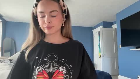 Andrea Elizabeth online show from 09/18/25, 03:25