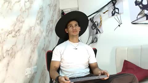 Snapshot of andres_stud chatting on 10/20/25, 04:46 andres_stud online show from 10/20/25, 04:46