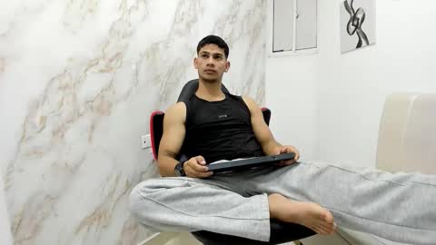 andres_stud online show from 11/24/25, 04:23
