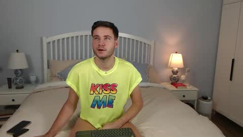 Snapshot of andrew2305 chatting on 09/30/25, 08:52 Justin Andrew online show from 09/30/25, 08:52