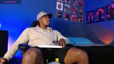 Snapshot of andrew_hoult chatting on 10/16/25, 12:44 Andrew online show from 10/16/25, 12:44