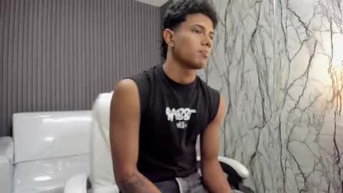 Snapshot of andrew_myersx chatting on 12/19/25, 06:59 ANDREW online show from 12/19/25, 06:59