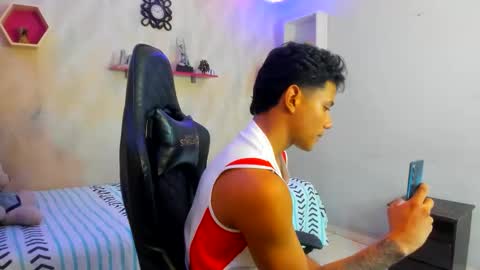 Snapshot of andrew_myersx chatting on 12/21/25, 06:59 ANDREW online show from 12/21/25, 06:59