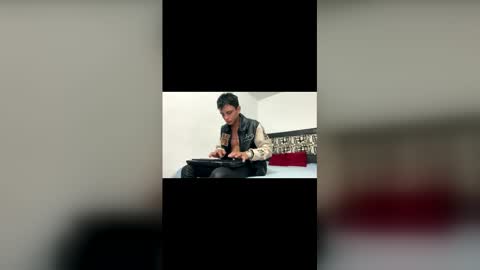 Snapshot of andrewcooper1 chatting on 11/28/25, 04:04 andrew online show from 11/28/25, 04:04