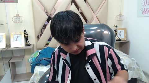 Snapshot of andrewsmile_ chatting on 01/05/25, 12:42 ANDREW online show from 01/05/25, 12:42