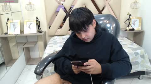 Snapshot of andrewsmile_ chatting on 01/06/25, 04:55 ANDREW online show from 01/06/25, 04:55