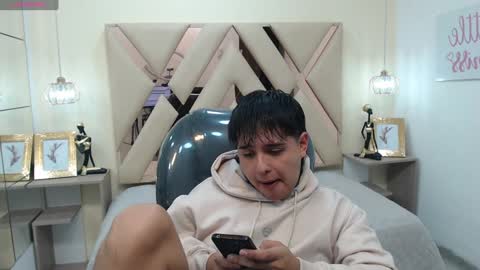 Snapshot of andrewsmile_ chatting on 01/14/25, 12:24 ANDREW online show from 01/14/25, 12:24