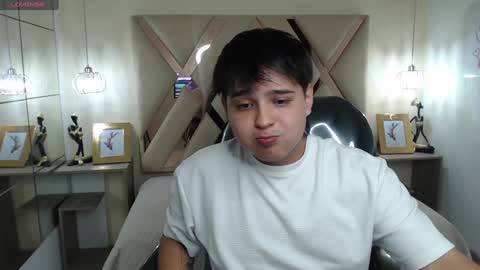 Snapshot of andrewsmile_ chatting on 01/25/25, 01:19 ANDREW online show from 01/25/25, 01:19