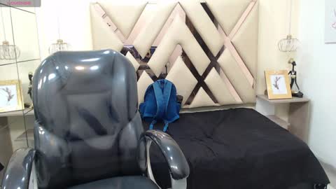 Snapshot of andrewsmile_ chatting on 01/31/25, 12:18 ANDREW online show from 01/31/25, 12:18