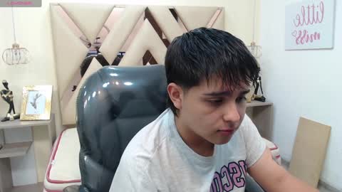 Snapshot of andrewsmile_ chatting on 02/04/25, 12:00 ANDREW online show from 02/04/25, 12:00