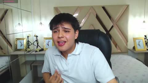 Snapshot of andrewsmile_ chatting on 02/15/25, 12:33 ANDREW online show from 02/15/25, 12:33