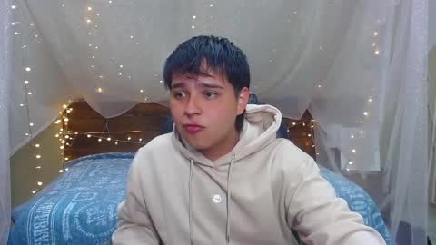 Snapshot of andrewsmile_ chatting on 02/19/25, 12:11 ANDREW online show from 02/19/25, 12:11