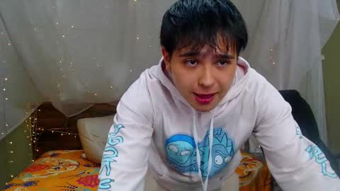 Snapshot of andrewsmile_ chatting on 02/26/25, 12:03 ANDREW online show from 02/26/25, 12:03