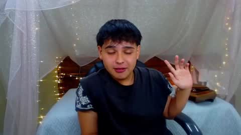 Snapshot of andrewsmile_ chatting on 03/08/25, 12:30 ANDREW online show from 03/08/25, 12:30