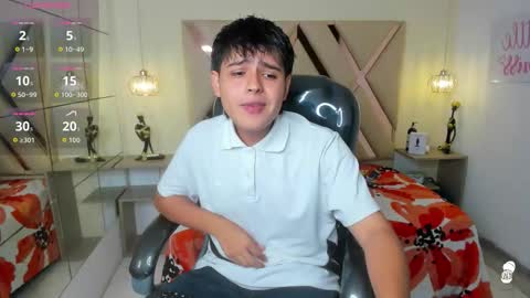 Snapshot of andrewsmile_ chatting on 09/20/25, 12:39 ANDREW online show from 09/20/25, 12:39