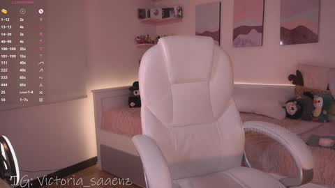 Victoria Senz  online show from 12/19/25, 03:41