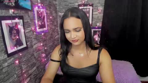 Snapshot of andrys_hot chatting on 11/19/25, 02:22 Andrys online show from 11/19/25, 02:22