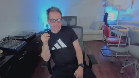 Snapshot of andy0pandi chatting on 12/16/25, 06:02 Andrew online show from 12/16/25, 06:02