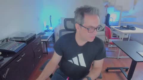 Snapshot of andy0pandi chatting on 12/17/25, 03:07 Andrew online show from 12/17/25, 03:07