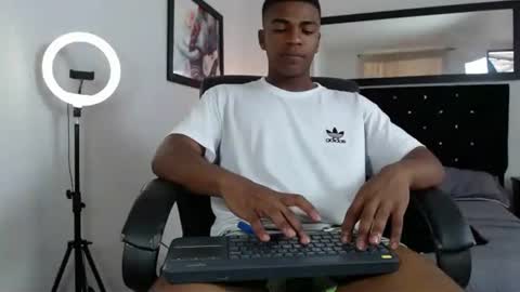 andy_smith333 online show from 02/16/25, 08:22