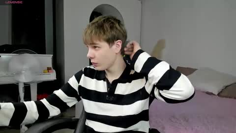 Snapshot of andyjey_ chatting on 11/29/25, 07:39 Mandy and Andy online show from 11/29/25, 07:39