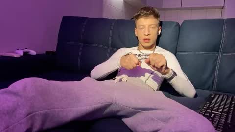 Snapshot of andytwinkkk chatting on 11/17/25, 01:50 AndyTwinkkk online show from 11/17/25, 01:50