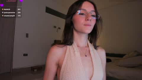 Snapshot of anelisse_ chatting on 12/19/24, 12:13 online show from 12/19/24, 12:13