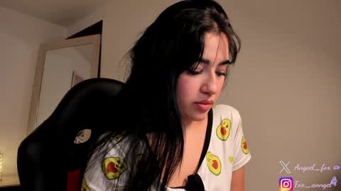 Snapshot of angeel_fox chatting on 01/25/25, 11:43 Angel online show from 01/25/25, 11:43