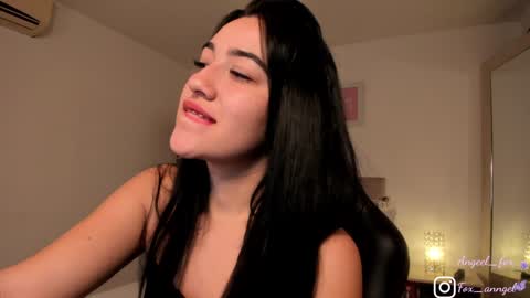 Snapshot of angeel_fox chatting on 01/26/25, 10:12 Angel online show from 01/26/25, 10:12