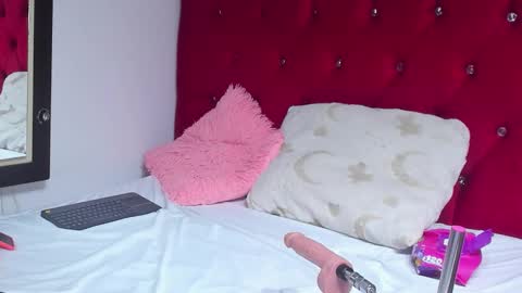 Snapshot of angel_0802 chatting on 10/18/25, 01:19 ANGELA online show from 10/18/25, 01:19