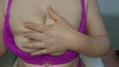 Snapshot of angel_coconut chatting on 11/22/25, 05:28 Angel coco online show from 11/22/25, 05:28