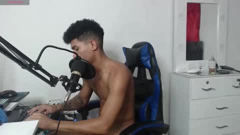 Snapshot of angel_latinguy chatting on 10/15/25, 07:36 Angel online show from 10/15/25, 07:36