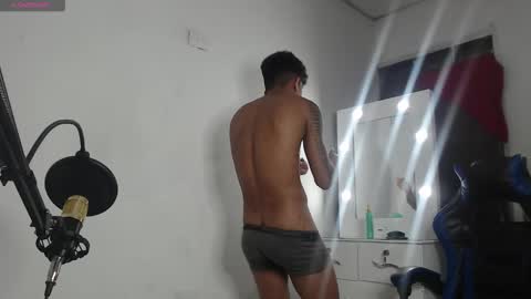 Snapshot of angel_latinguy chatting on 10/18/25, 09:26 Angel online show from 10/18/25, 09:26