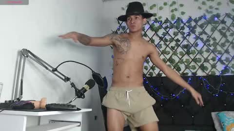 Snapshot of angel_latinguy chatting on 10/31/25, 08:43 Angel online show from 10/31/25, 08:43