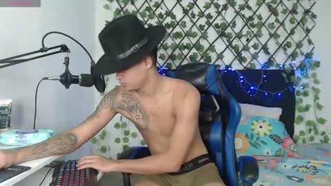 Snapshot of angel_latinguy chatting on 11/01/25, 09:06 Angel online show from 11/01/25, 09:06