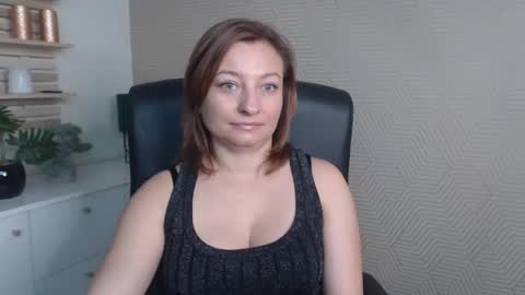 Snapshot of angela_samt chatting on 10/21/25, 05:41 Angela online show from 10/21/25, 05:41