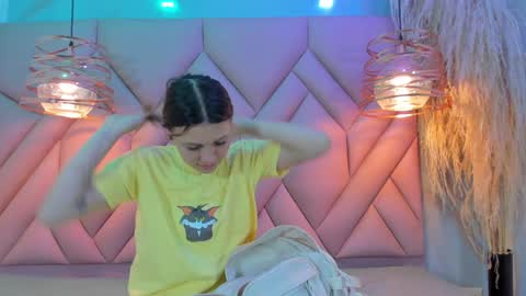 Snapshot of angelaa_cute chatting on 12/28/24, 12:13 ANGELA online show from 12/28/24, 12:13