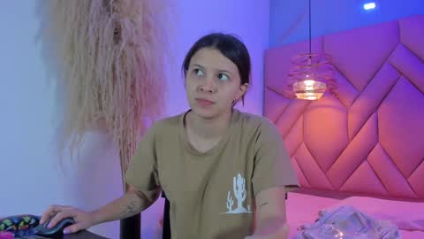 Snapshot of angelaa_cute chatting on 01/29/25, 12:02 ANGELA online show from 01/29/25, 12:02