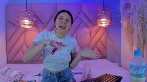 Snapshot of angelaa_cute chatting on 02/01/25, 12:05 ANGELA online show from 02/01/25, 12:05