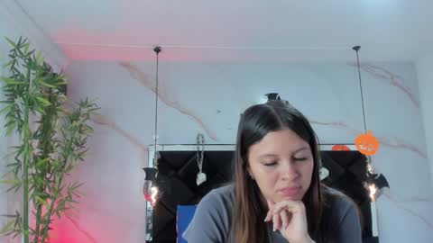 Snapshot of angelaa_cute chatting on 10/28/25, 12:09 ANGELA online show from 10/28/25, 12:09