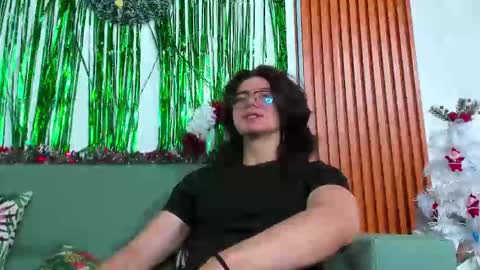 Snapshot of angelbennet_ chatting on 12/21/24, 06:41 Angel Bennet online show from 12/21/24, 06:41