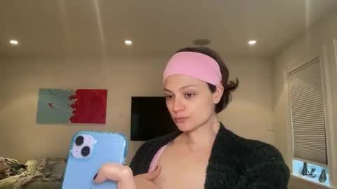 Snapshot of angeleleven11 chatting on 12/16/25, 10:26 angeleleven11 online show from 12/16/25, 10:26