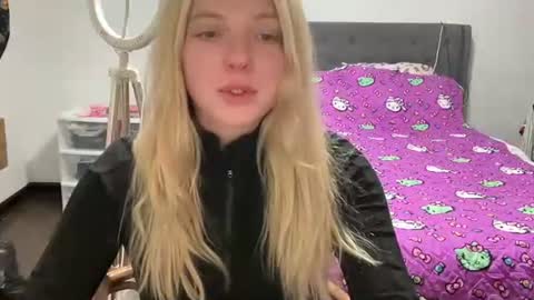 Snapshot of angelgrl444 chatting on 11/11/25, 07:19 Princess Peach online show from 11/11/25, 07:19