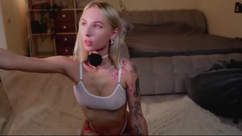 Snapshot of angelic_lovers_ chatting on 09/22/25, 04:42 Gabby online show from 09/22/25, 04:42