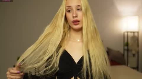 Snapshot of angelic_lynn chatting on 12/01/25, 11:26 angelic_lynn online show from 12/01/25, 11:26