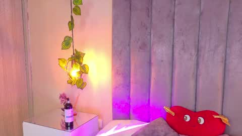 angelicaa_garcia online show from 05/18/26, 12:00