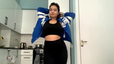 Kira is here now  help me get 50 thumbs up pls  online show from 03/27/26, 08:26