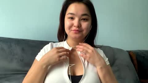 Kira is here now  help me get 50 thumbs up pls  online show from 03/30/26, 07:20